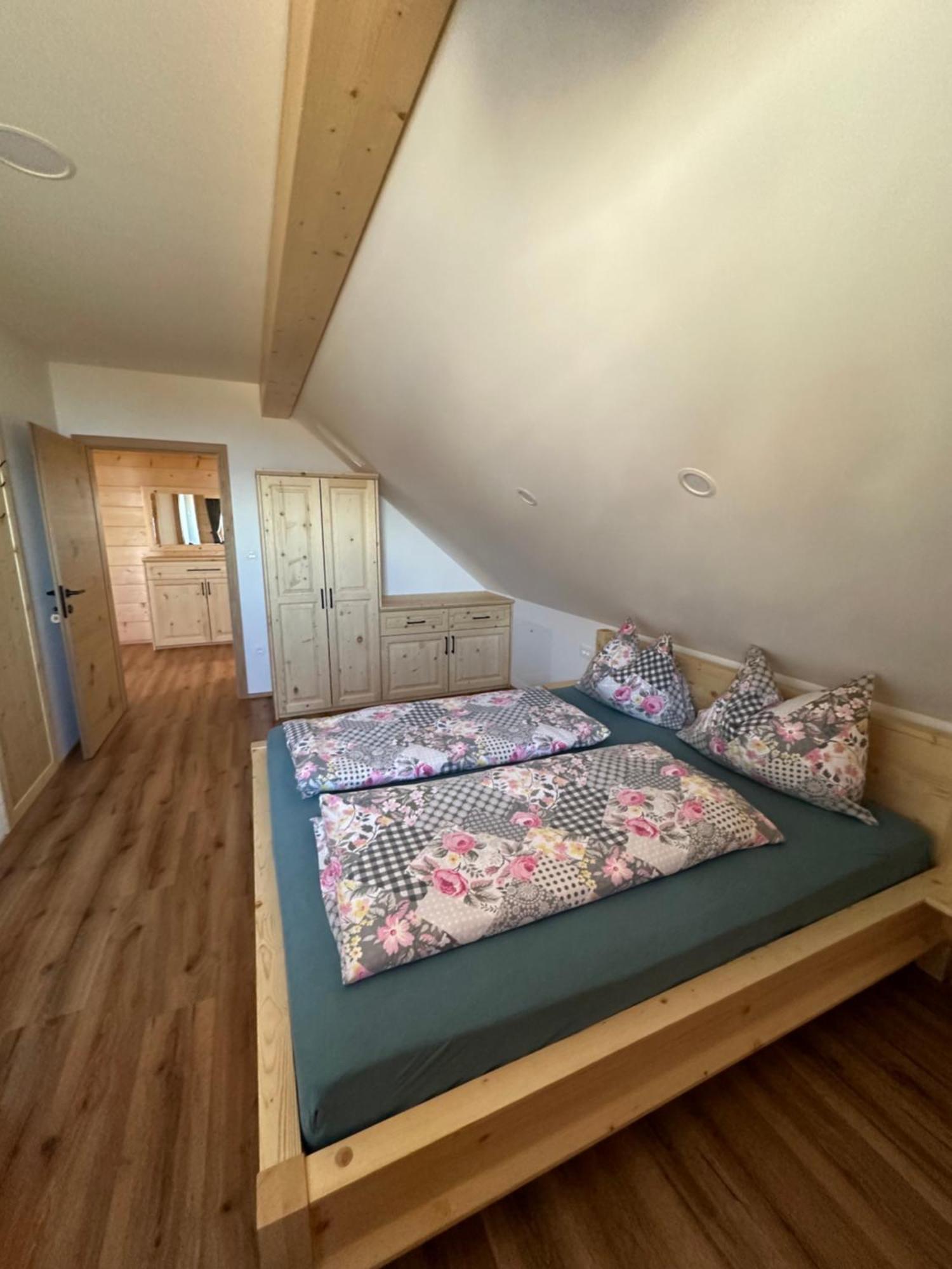 Guest House Pr Ambruzarju & Apartments Cerklje na Gorenjskem Oda fotoğraf